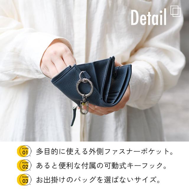 DETAIL  多目的に使える外側ファスナーポケット。あると便利な付属の可動式キーフック。お出掛けのバッグを選ばないサイズ。