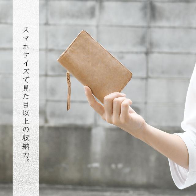 スマホサイズで見た目以上の収納力。