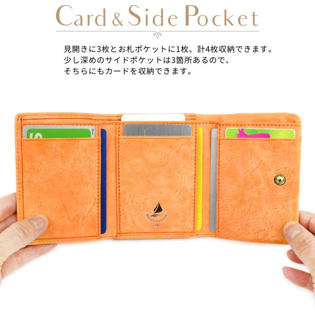 カードポケットは見開きに3枚とお札ポケットに1枚、計4枚収納できます。やや深めのサイドポケットが3箇所あり、そちらにもカードを収納することができます。