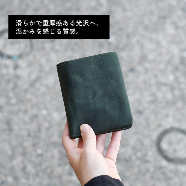 滑らかで重厚感ある光沢へ、温かみを感じる質感。