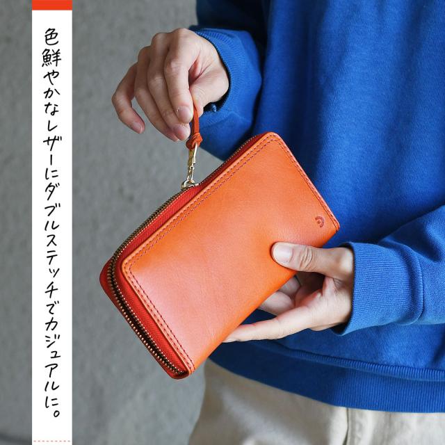 色鮮やかなレザーにダブルステッチでカジュアルに。