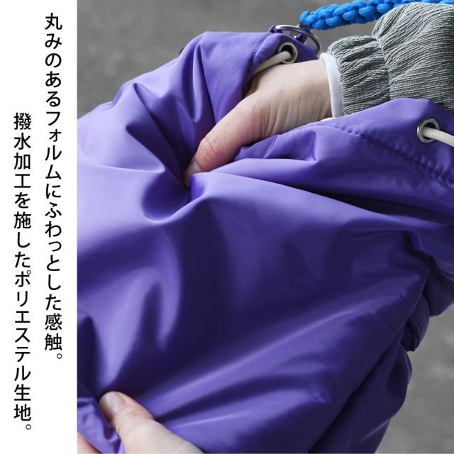 丸みのあるフォルムにふわっとした感触。撥水加工を施したポリエステル生地。