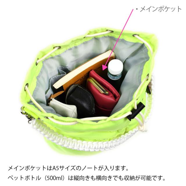 メインポケットはA5サイズのノートが入ります。ペットボトル（500ml）は縦向きも横向きでも収納が可能です。