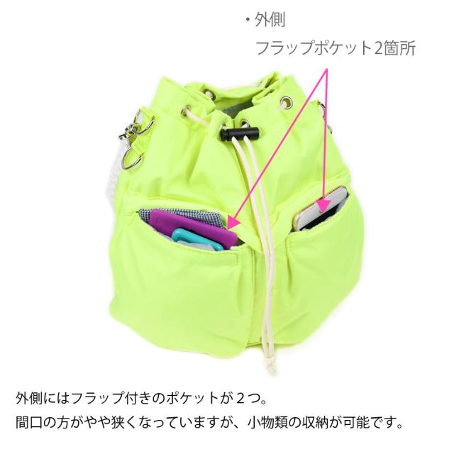 外側にはフラップ付きのポケットが2つ。間口の方がやや狭くなっていますが、小物類の収納が可能です。