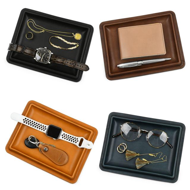 アクセサリーや時計、メガネや筆記具を置くのに便利なサイズ感です。