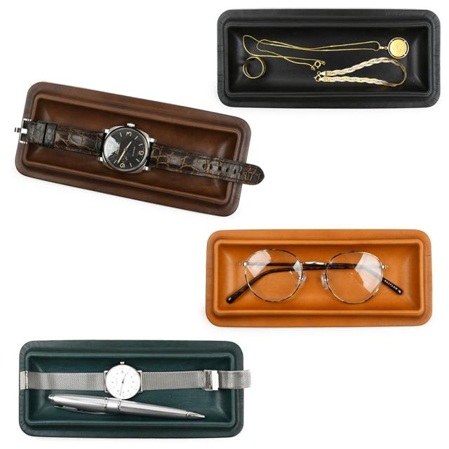 アクセサリーや時計、メガネや筆記具を置くのに便利なサイズ感です。