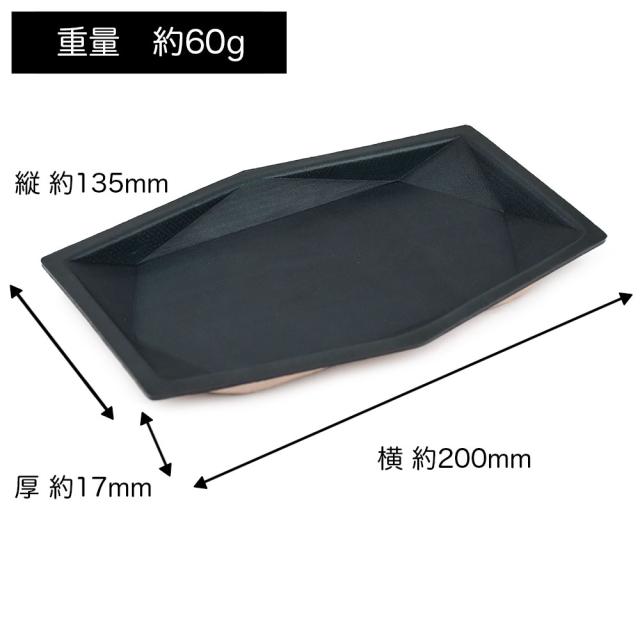 サイズ感は縦 約135mm × 横 約200mm × 厚 約17mmです。重量は約60g程度となります。