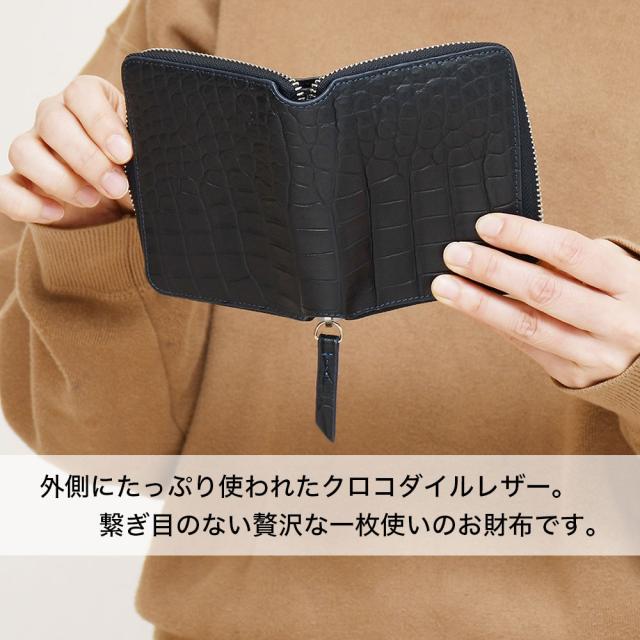 外側にたっぷり使われたクロコダイルレザー。繋ぎ目のない贅沢な一枚使いのお財布です。