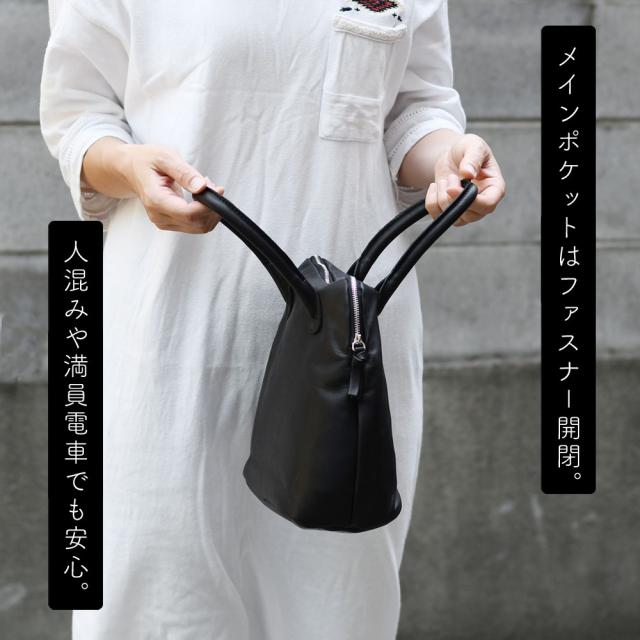 メインポケットはファスナー開閉。人混みや満員電車でも安心。