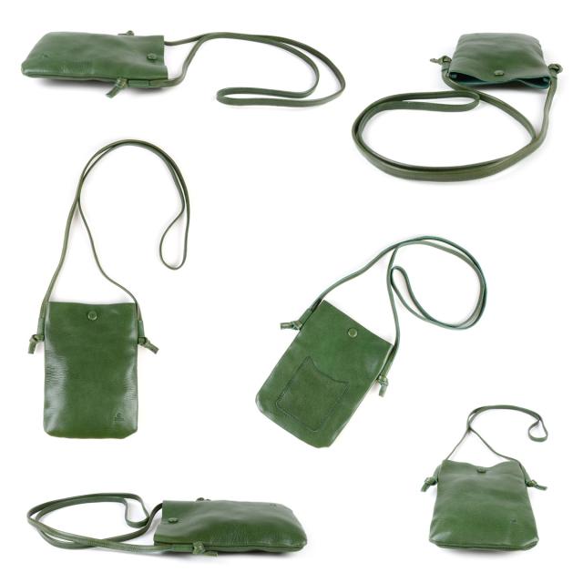 ナチュラルで気取らないコンパクトサイズのスマホポシェットです。