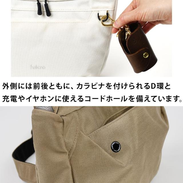 外側には前後ともに、カラビナを付けられるD環と充電やイヤホンに使えるコードホールを備えています。