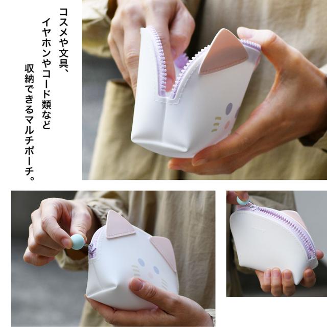 コスメや文具、スマホの充電コードなど収納できるマルチポーチ。