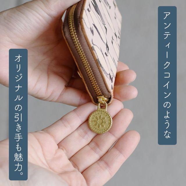 アンティークコインのようなオリジナルの引き手も魅力。