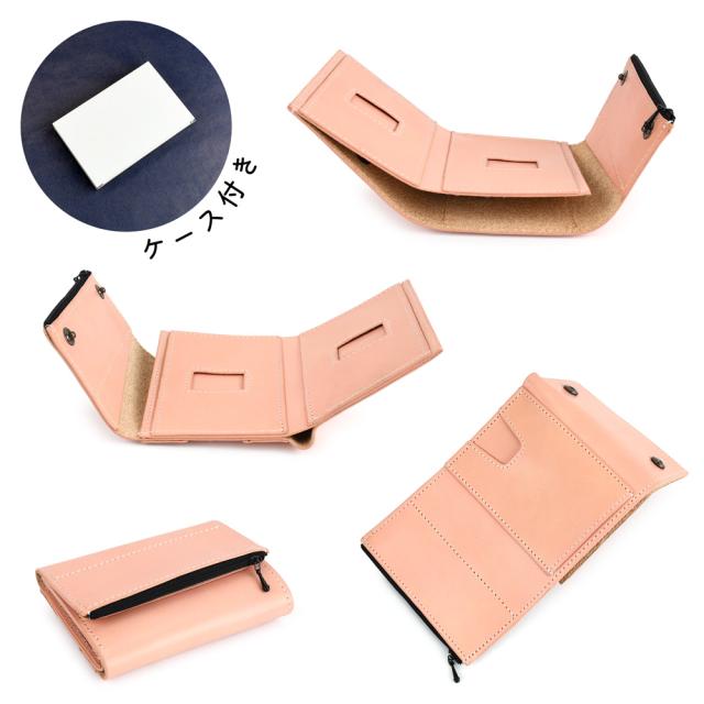 三つ折りまではいかない二つ半折りのユニークなタイプのミニ財布になります。