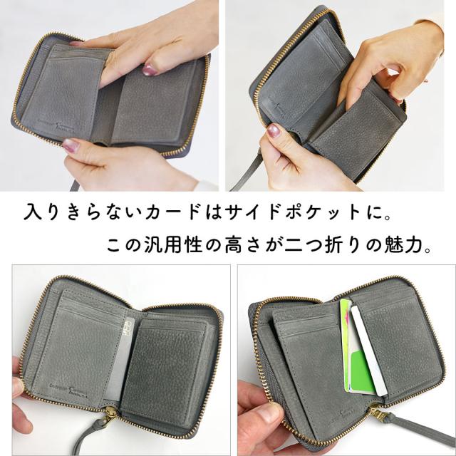 入りきらないカードはサイドポケットに。この汎用性の高さが二つ折りの魅力。