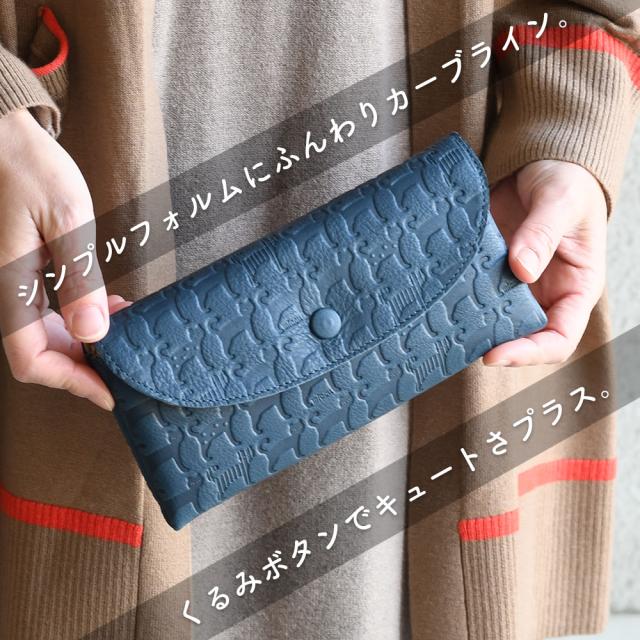 シンプルフォルムにふんわりカーブライン。くるみボタンでキュートさプラス。