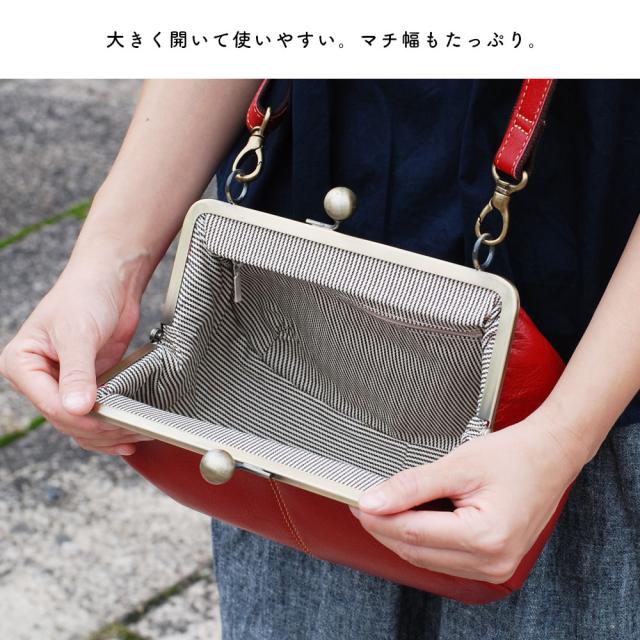 大きく開いて使いやすい。マチ幅もたっぷり。
