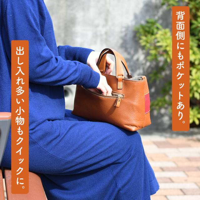 背面側にもポケットあり。出し入れ多い小物もクイックに。