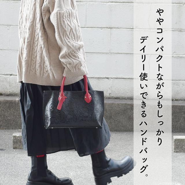 ややコンパクトながらもしっかりデイリー使いできるハンドバッグ。