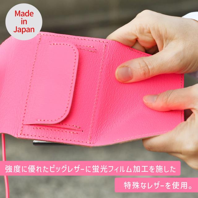 強度に優れたピッグレザーに蛍光フィルム加工を施した特殊なレザーを使用。Made in Japan