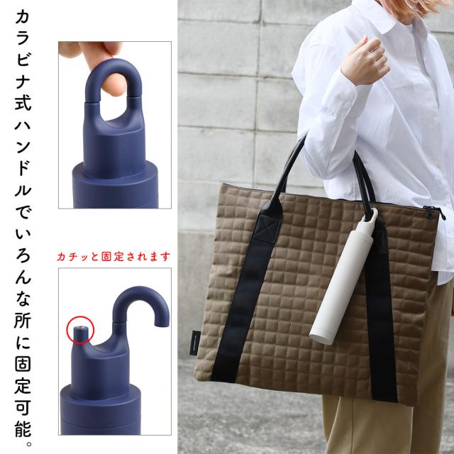 カラビナタイプの手元でいろんなものに引っ掛けて持ち運べます。