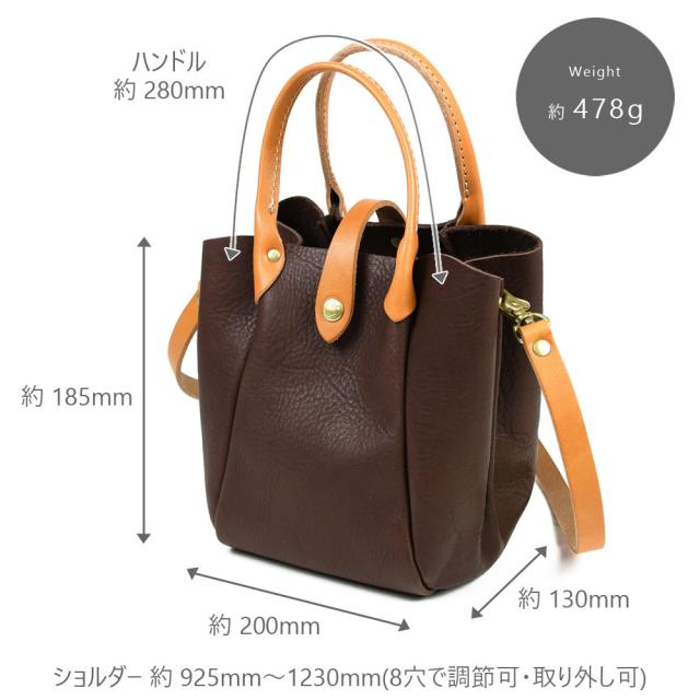 サイズ 実寸は縦約185mm 横約200mm 厚み 約130mm。ハンドルは280mm。ショルダーベルトの長さは約 925mm〜1230mmで8穴で調節可。取り外しも可能です。重量は約 478gとなります。