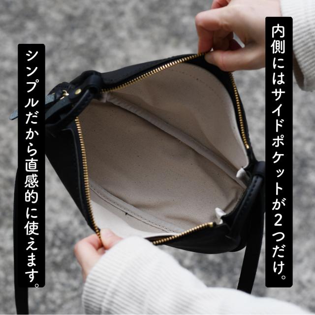 内側にはサイドポケットが２つだけ。シンプルだから直感的に使えます。