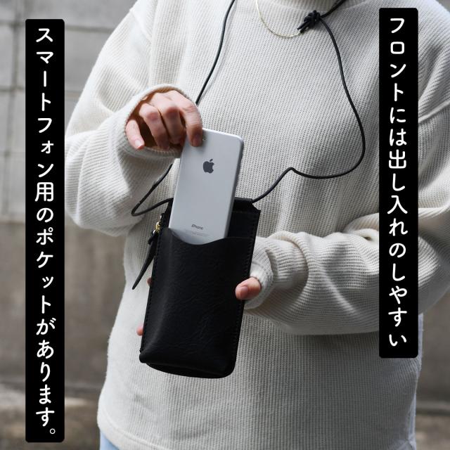 フロントには出し入れのしやすいスマートフォン用のポケットがあります。