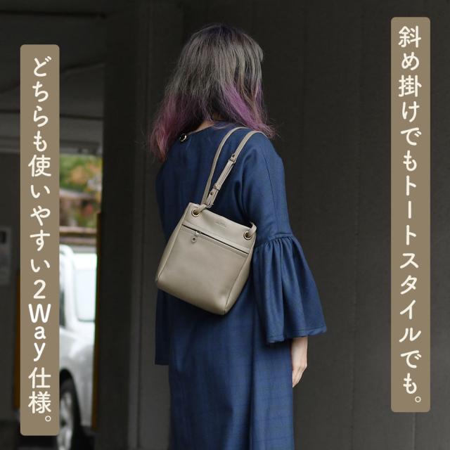 斜め掛けでもトートスタイルでも。どちらも使いやすい２Way仕様。
