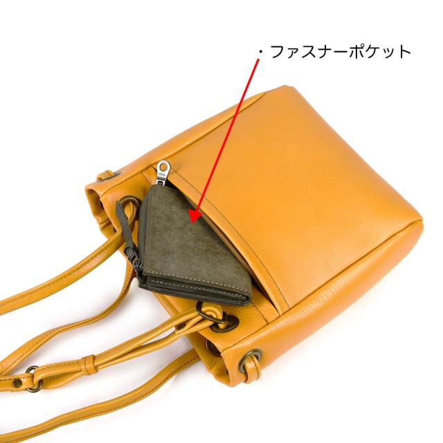 外側にはかぶせファスナーポケットがあります。