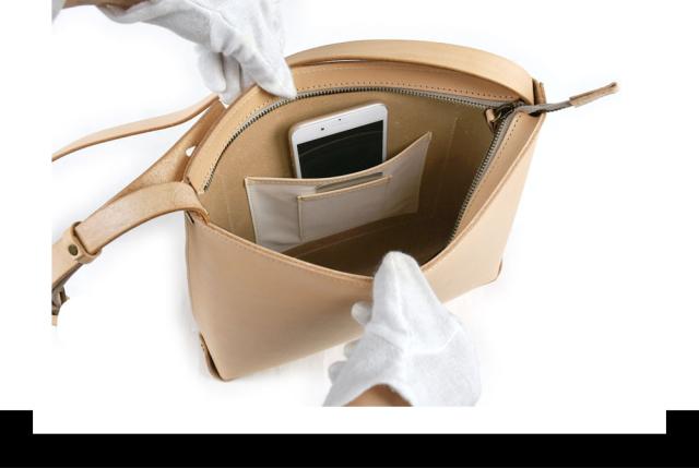 メインポケット 間仕切りなしでお出掛けに必要なモノが収納できます。オープンポケットとカードポケットが各1箇所。細々とした小物類をまとめて収納するのに便利です。