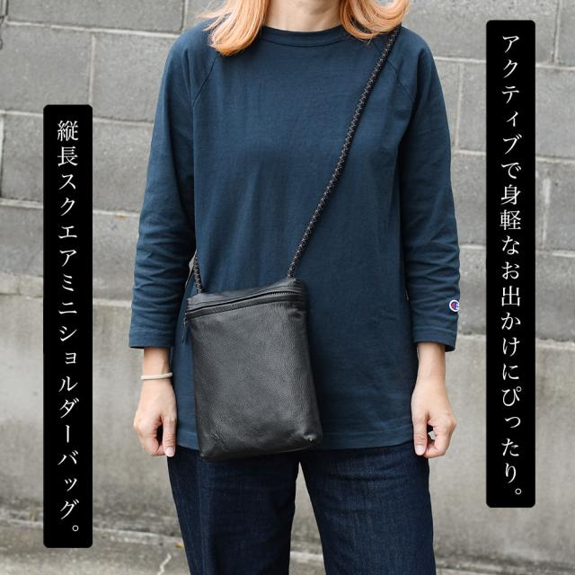 アクティブで身軽なお出かけにぴったり。縦長スクエアミニショルダーバッグ。