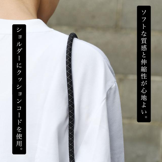 ソフトな質感と伸縮性が心地よい。ショルダーにクッションコードを使用。