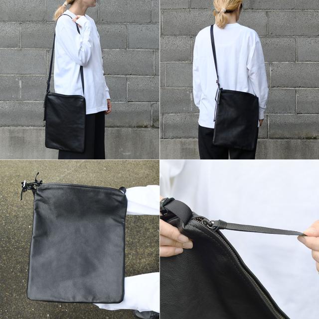 ショルダーベルトの長さ調節により、斜め掛けでも肩掛けでもお持ちいただけます。