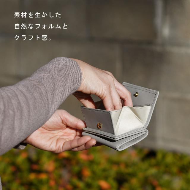 素材を生かした自然なフォルムとクラフト感。