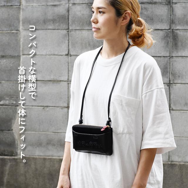 コンパクトな横型で首掛けして体にフィット。