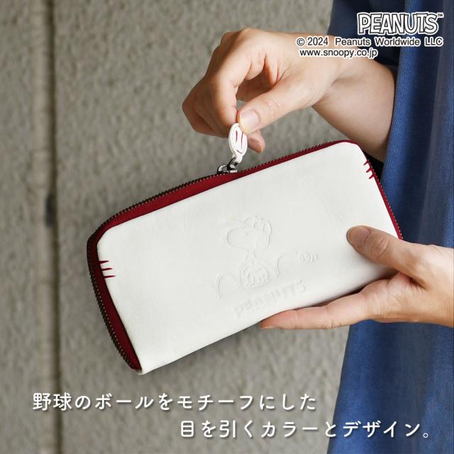 野球ボールをモチーフにしたWHITE＆REDのカラー使いが目を引くデザイン。