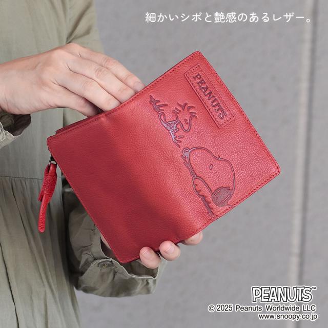 細かいシボと艶感のあるレザー。