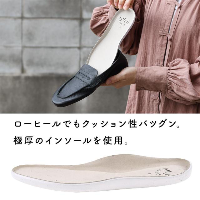 ローヒールでもクッションが効いた極厚インソールを使用。