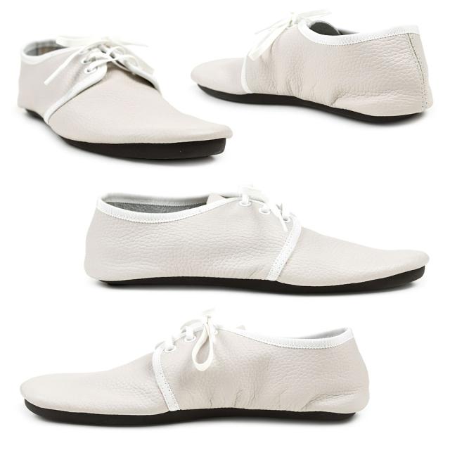 外羽タイプの三つ穴レザーシューズになります。