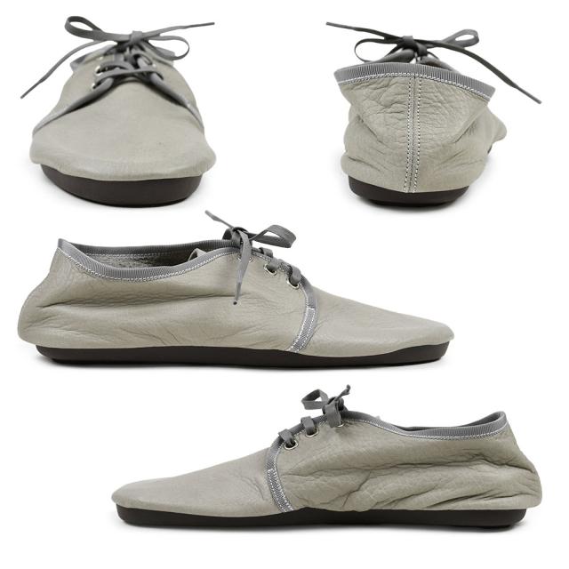 外羽タイプの三つ穴レザーシューズになります。