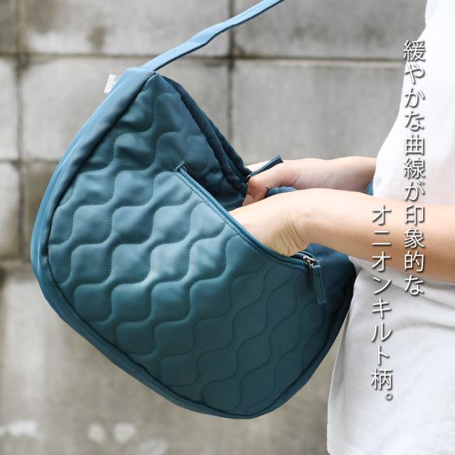 緩やかな曲線が印象的なオニオンキルト柄。