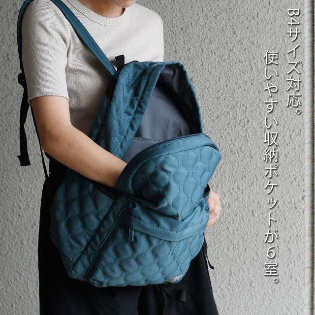 B4サイズ対応。多機能で使いやすい収納ポケットが6室。