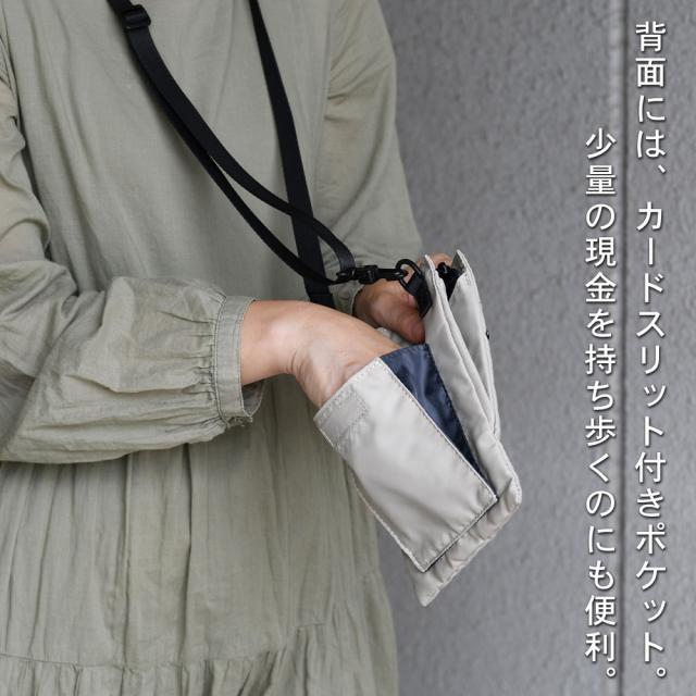 背面には、カードスリット付きのミニポケット。少量の現金を持ち歩くのにも便利。