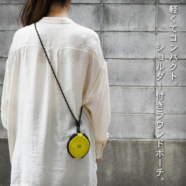 軽くてコンパクト、ショルダー付きラウンドポーチ。
