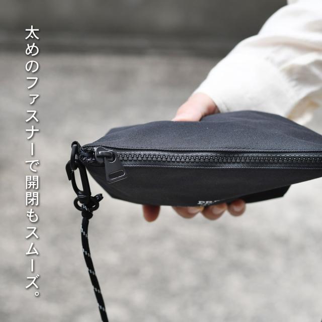 太めのファスナーで開閉もスムーズ。