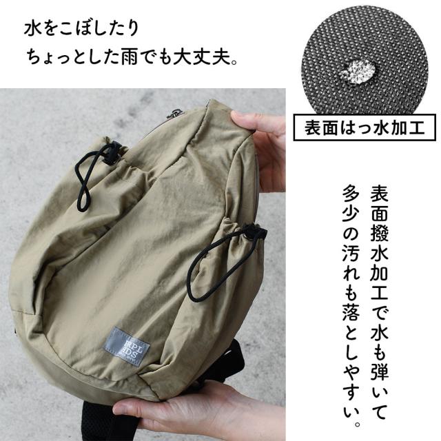 水をこぼしたりちょっとした雨でも大丈夫。表面撥水加工で水も弾いて多少の汚れも落としやすい。