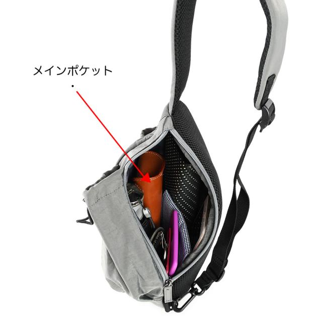 メインポケットは左右2つのファスナーどちらからでもアクセス可能です。