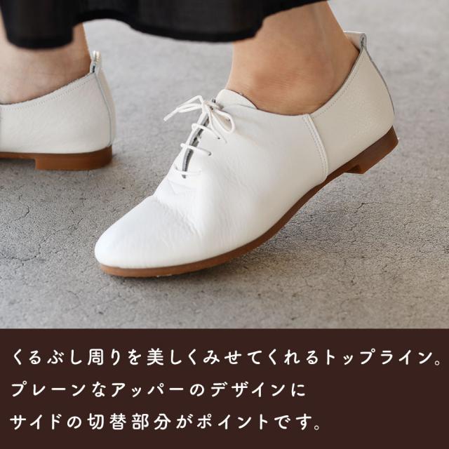 くるぶし周りを美しくみせてくれるトップライン。プレーンなアッパーのデザインにサイドの切替部分がポイントです。