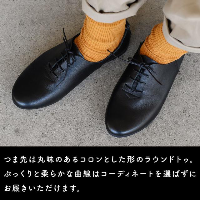 つま先は丸味のあるコロンとした形のラウンドトゥ。ぷっくりと柔らかな曲線はコーディネートを選ばずにお履きいただけます。